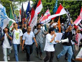 Students march on Suharto's residence